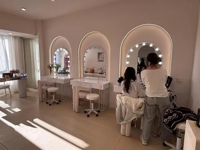 00後開共享化妝室：月租1千化妝品自備