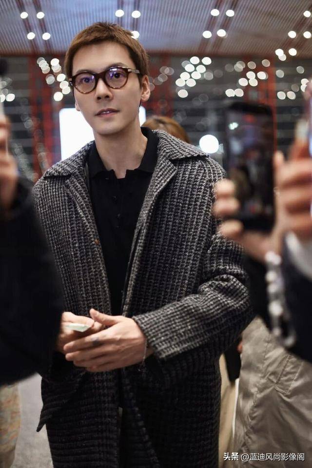 原創陳偉霆米蘭啟程：格紋大衣配眼鏡，這才是 38 歲熟男該有的鬆弛感