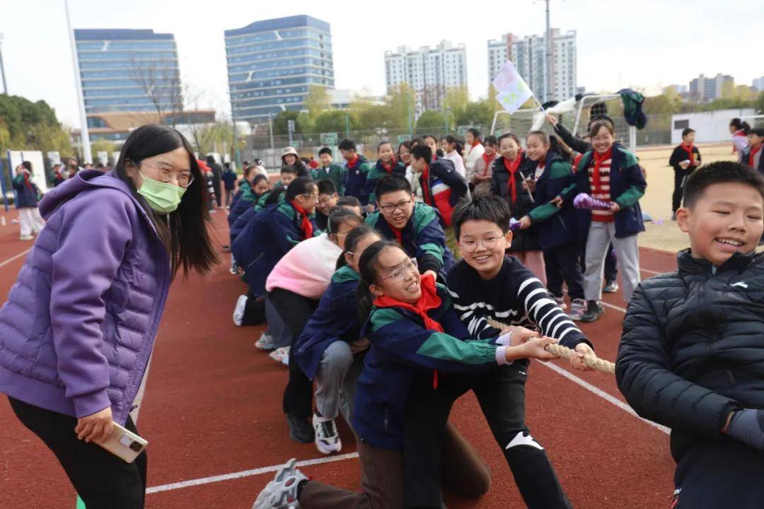 一場熱鬧的拔河比賽在蘇州市勞動路實驗小學校拉開帷幕