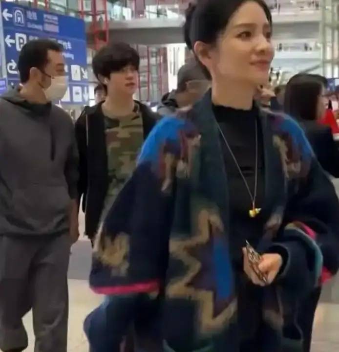 原創胡可14歲兒子曬留學生活，住60平套房有兩面牆衣櫃，吃火雞面解饞