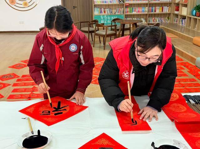 鄭州市二七區京廣路小學“小小書法家”把祝福送給普通民眾