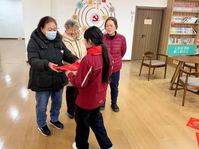 鄭州市二七區京廣路小學“小小書法家”把祝福送給普通民眾