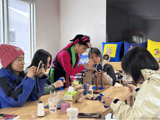 從“非遺繡娘”到“旅遊團長” “80後”非遺傳承人讓魚通刺繡走出大山
