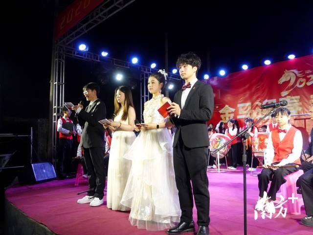 時代的年味｜“00後”大學生回鄉接棒辦“村晚”