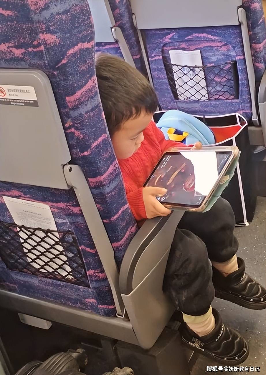 原創一段高鐵上“高逼格帶娃”影片，引來9.2w人嘲笑，教育不是做做樣子
