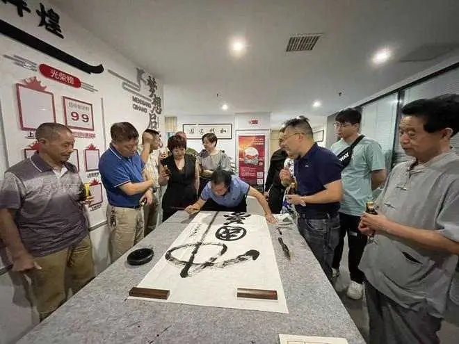 紮根人民 書法“五進”——曾昭才先生的藝術堅守與人民情懷