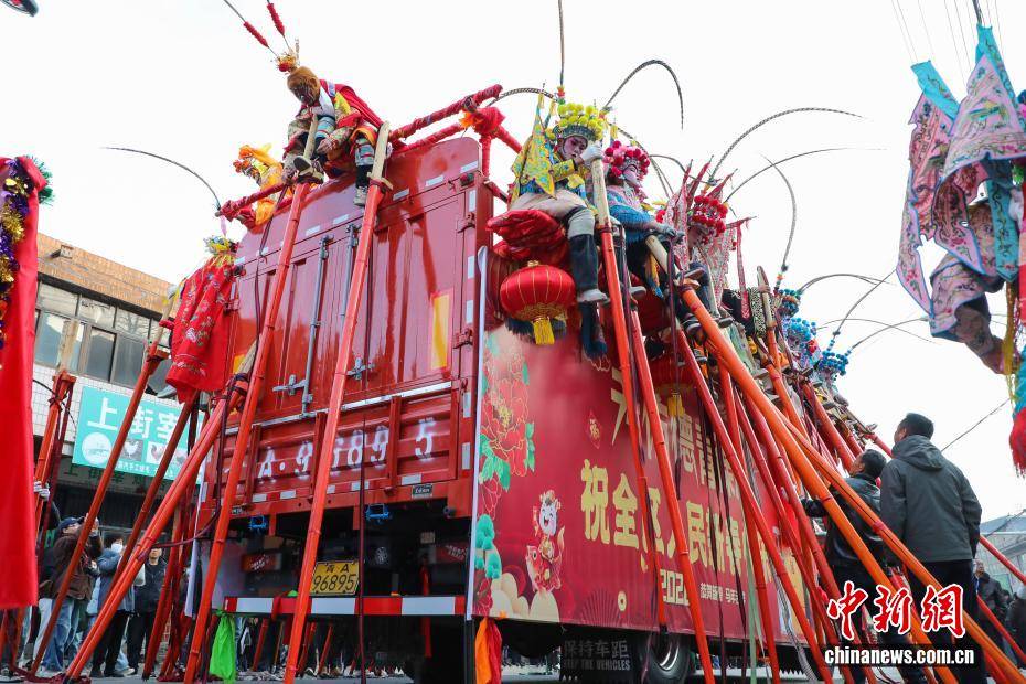 （新春走基層）青海湟中：“空中舞蹈”魯沙爾高蹺精彩上演