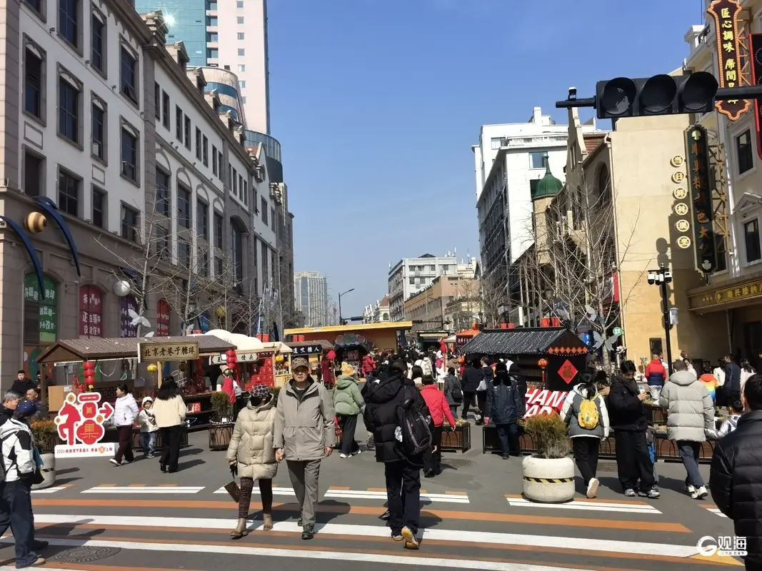 春節假期過後，青島老城文化旅遊區依然“人從眾”