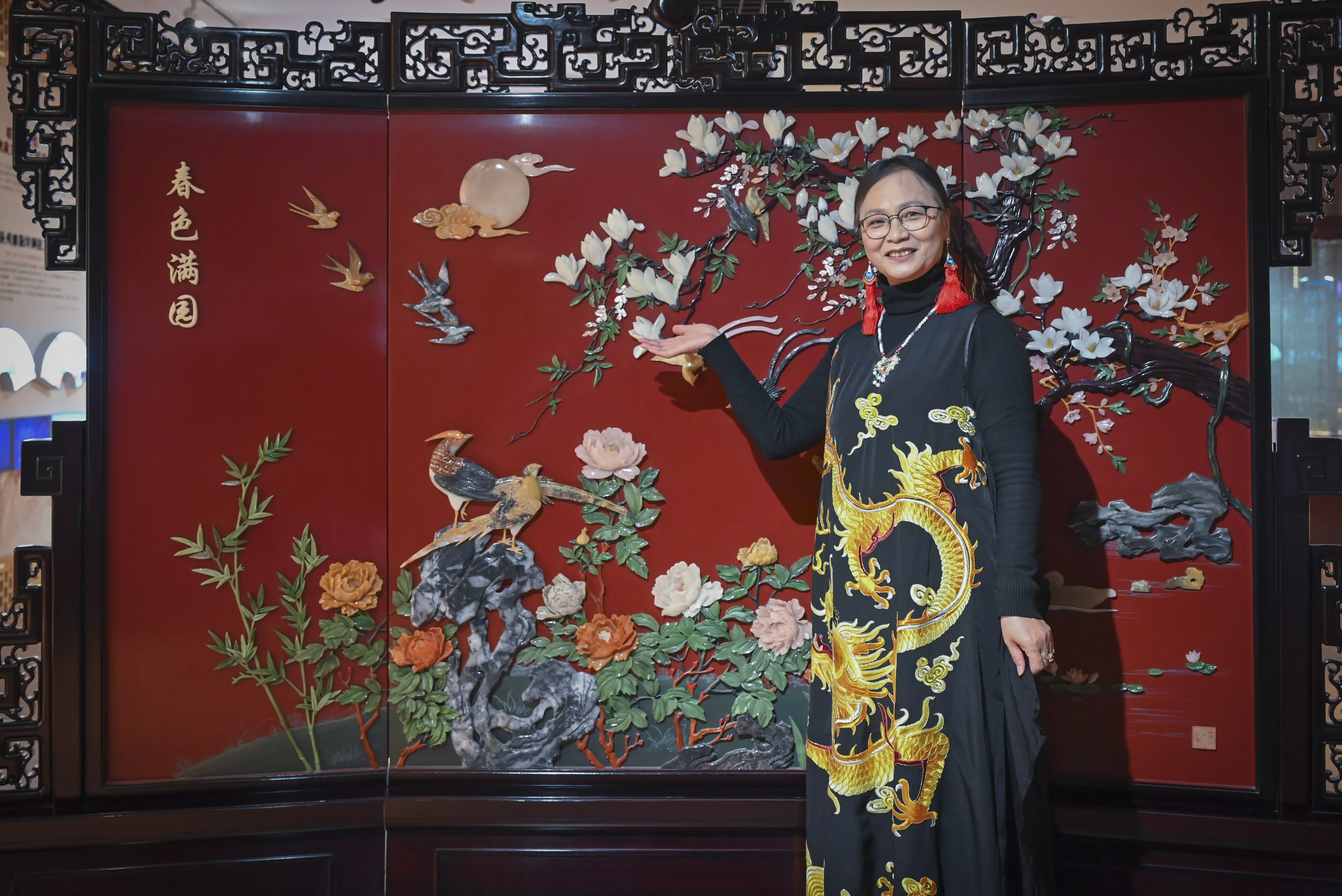 原創[文化揚州]歡天喜地迎馬年！當刺繡華服邂逅非遺與書畫