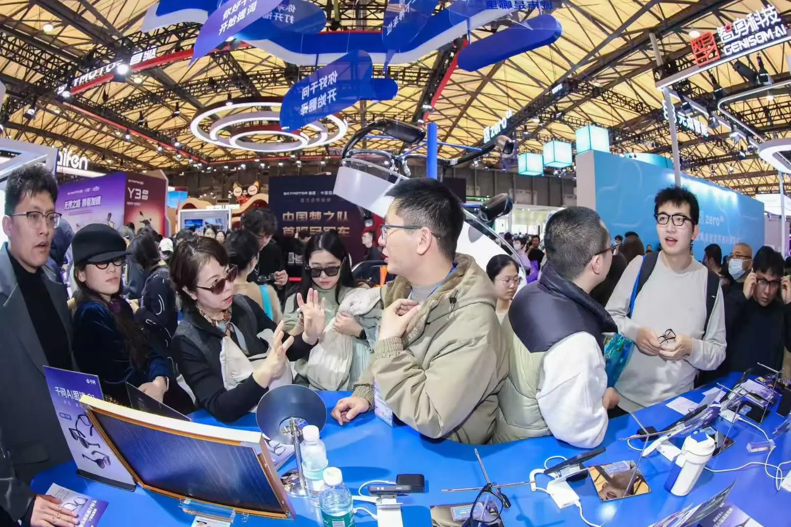 千問AI眼鏡AWE釋出，回答聰明、辦事靠譜，月底上新更多功能