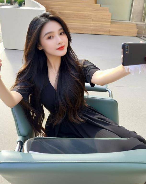 原創開心一笑：姐姐和姐夫讓屋裡門反鎖，我挑開窗簾竟看到……