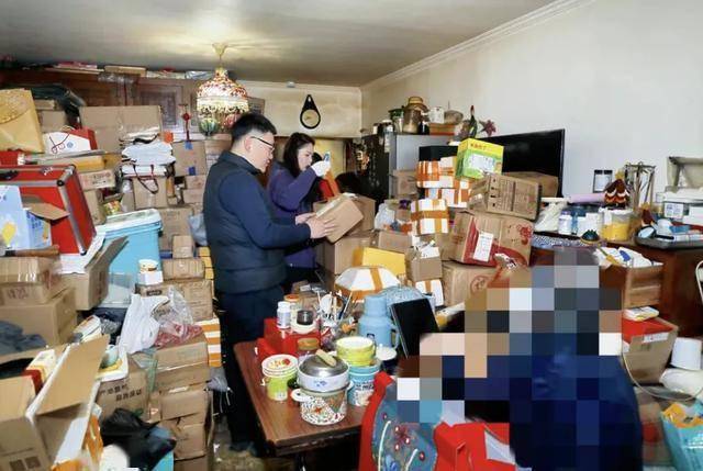 退休金基本用來網購！八旬老人迷上直播家中堆滿快遞，消防員為其清出10余車“寶物”……