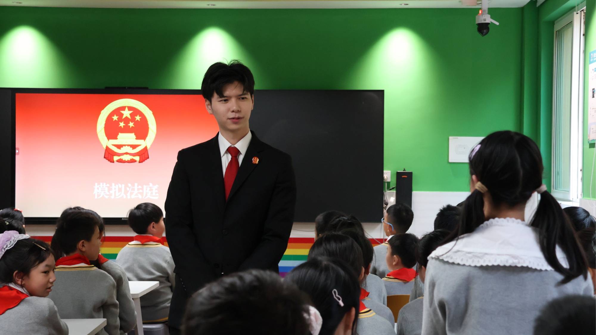 巴南法院“善渝法聲”團隊走進新屋小學