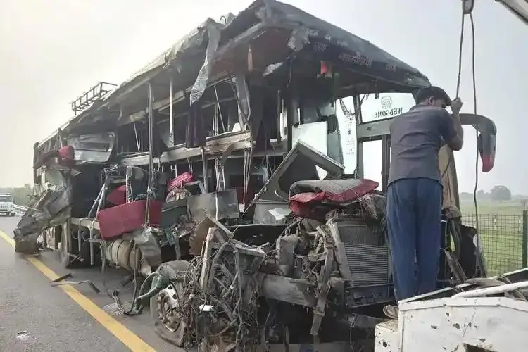 原創印度旅遊大巴與卡車相撞，致14死23傷，兩車燒成空殼！什麼原因？