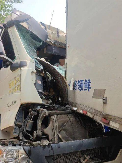 武漢三環線突發！司機滿臉是血，被卡車內動彈不得，快遞小哥猛地踹開車窗玻璃……
