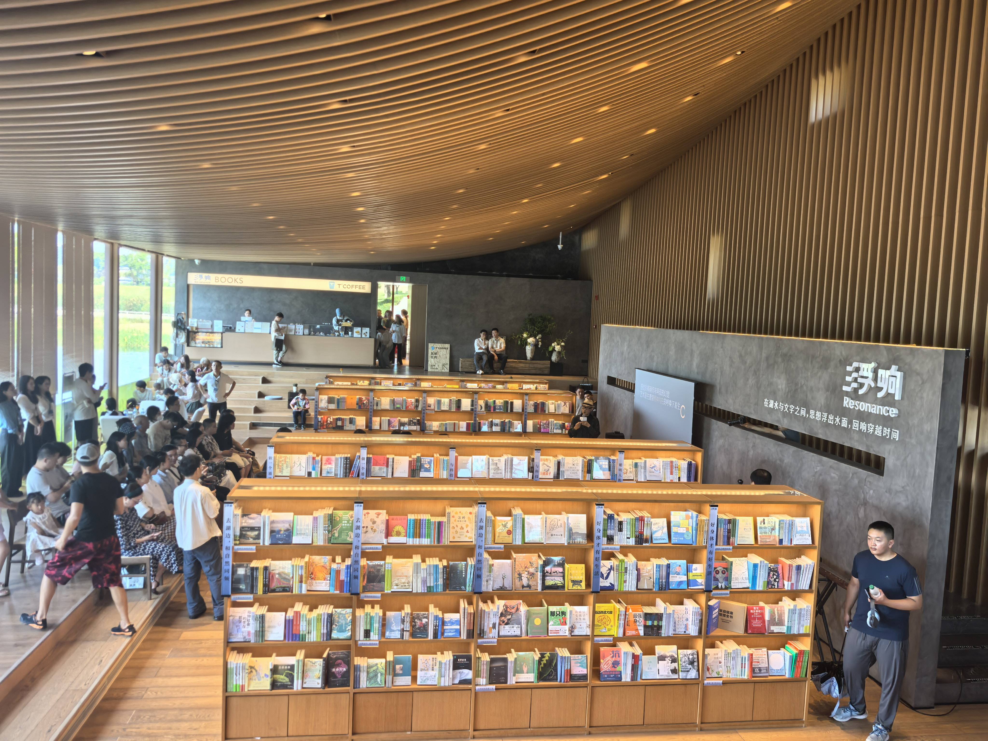 “湖畔書店”更名“浮響” 興隆湖水下書店完成裝修重新開放