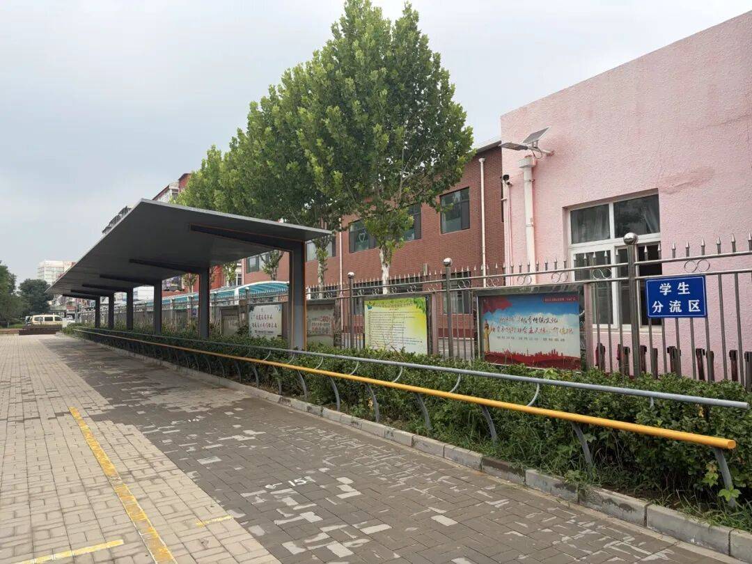 北京一小學門口“一根杆長椅”火了，網友點贊：建議全國推廣