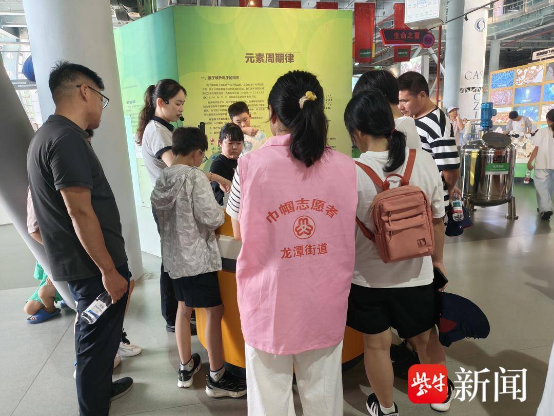 南京棲霞龍潭村社羣開展探秘科技館親子研學活動