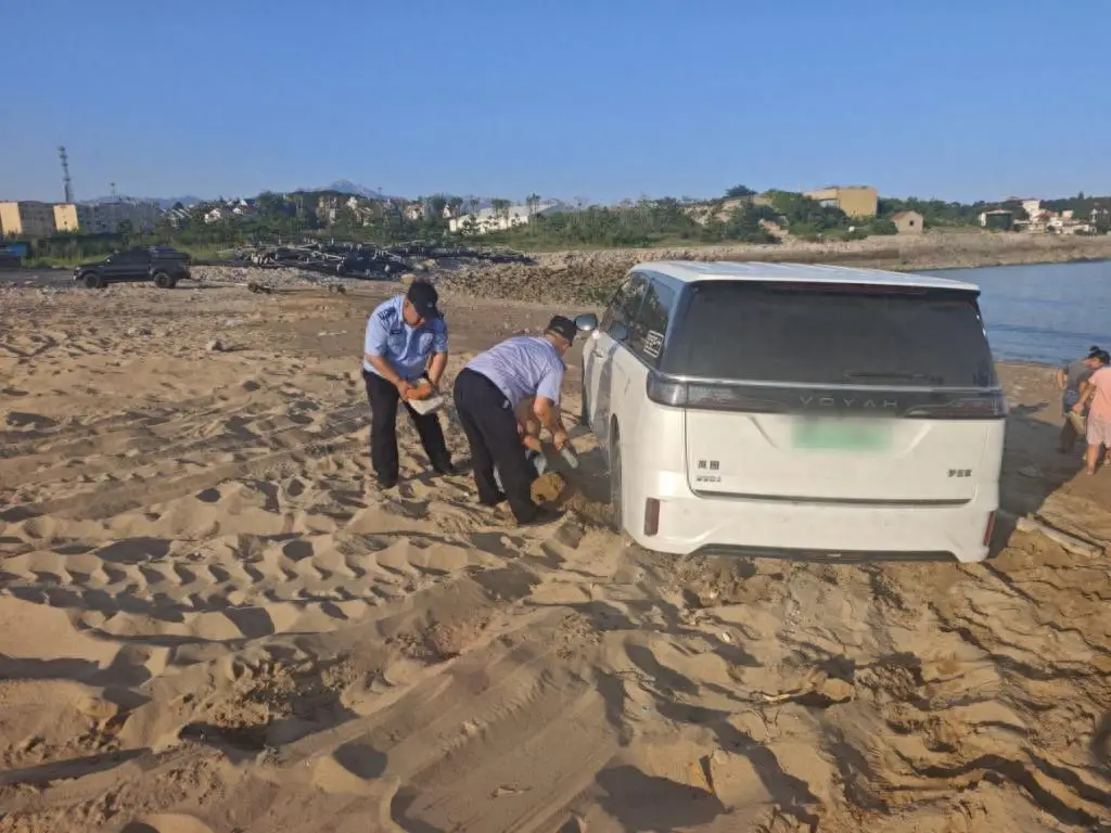漲潮遇險！外地遊客車輛深陷沙灘，嶗山公安快速處置