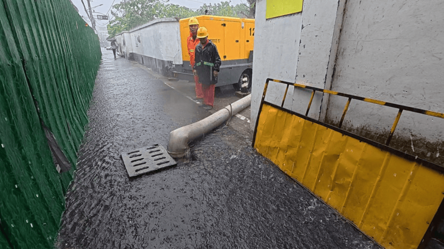“白海豚”暴雨致老城廂積水，青浦防汛隊伍快速搶排保暢通