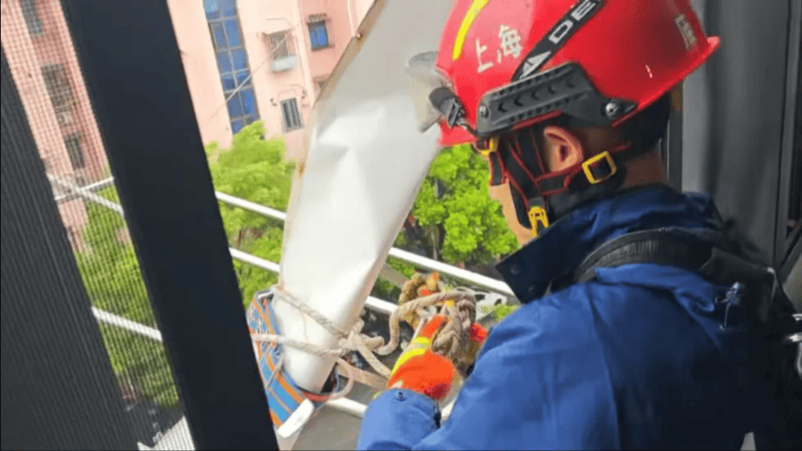 小區雨棚脫落、道路園區積水，寶山消防快速響應