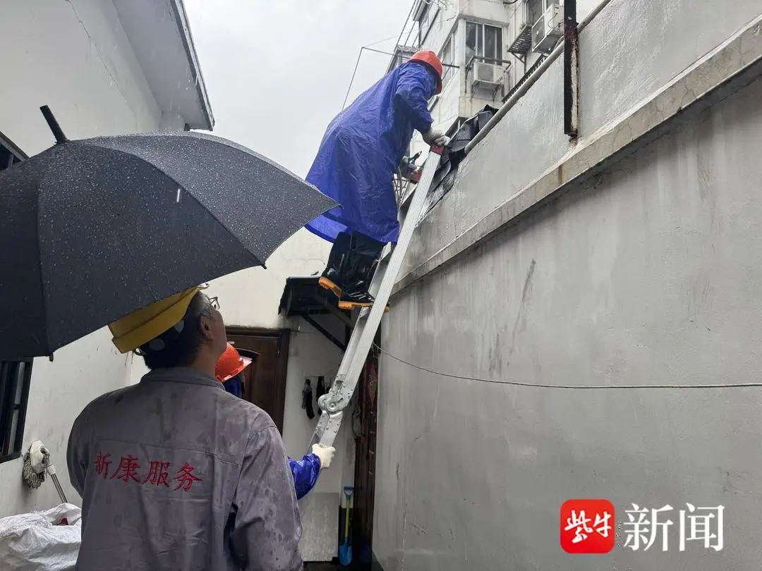 社羣快速清理墜落彩鋼板，及時處置高空隱患