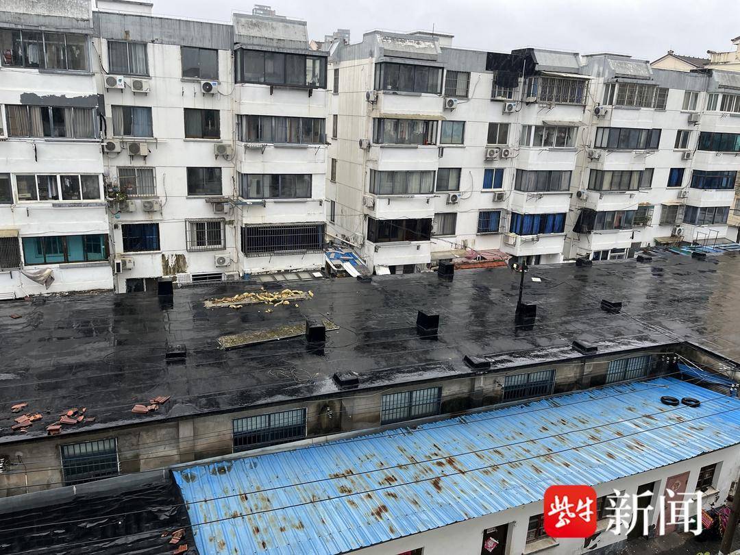 社羣快速清理墜落彩鋼板，及時處置高空隱患