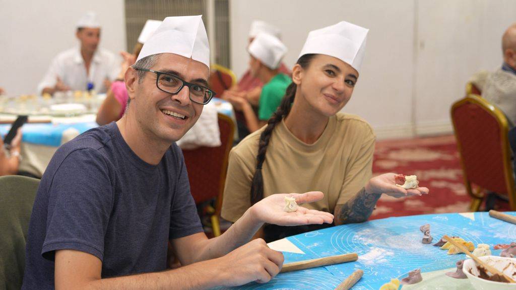 China Cool盛夏出圈丨做陶俑、品美食、見生活，老外在煙火氣中感受中國“Cool”