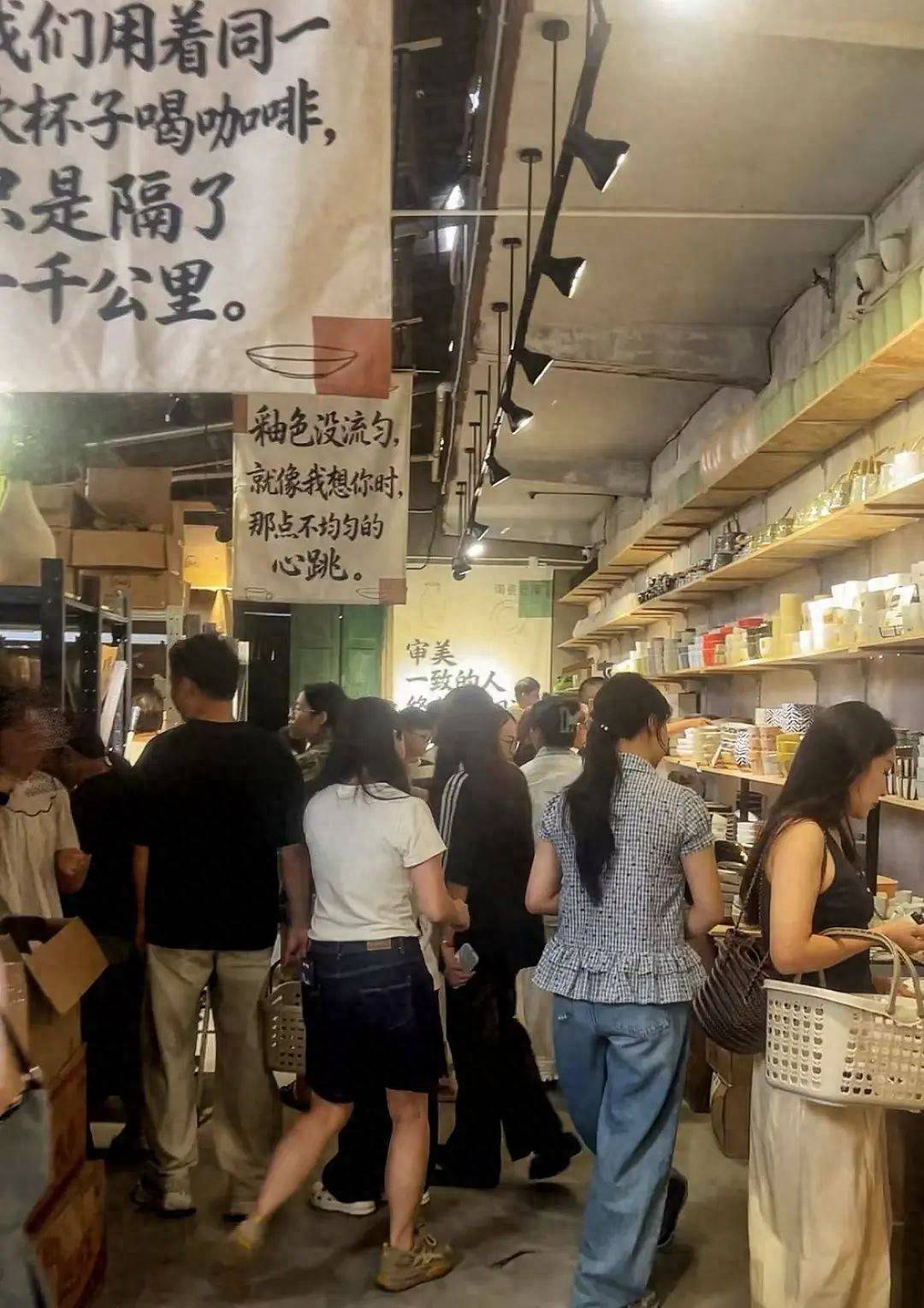“倉庫有40°C，貨架都賣空了”，成都一陶瓷倉庫走紅，老闆緊急加裝3個空調
